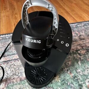 Keurig k cup coffee maker 3 brew sizes removable reservoir in black and pods